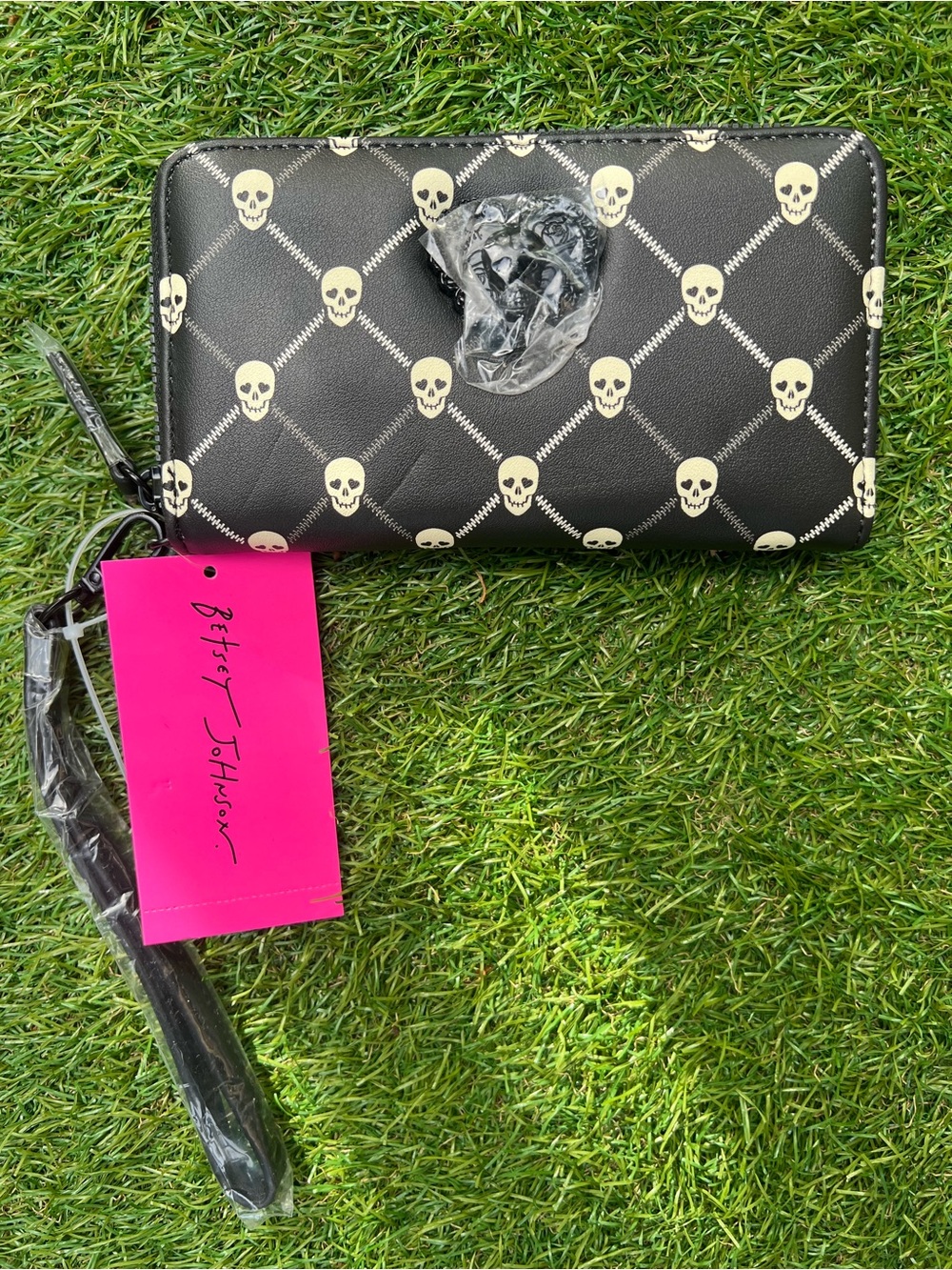 Betsy Johnson Skull Zip Around Compact Wallet Wristlet